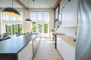 Fridge, microwave, oven, stovetop - Spa, Mountain, Pool table - Le Haut 132 (Notre-Dame-Auxiliatrice-de-Buckland)