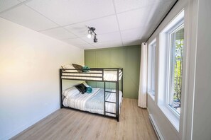 5 bedrooms, WiFi, bed sheets