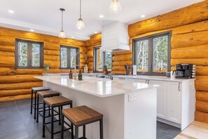 Fridge, microwave, oven, stovetop - Spa & Pool table - Le Massif (Saint-Adolphe-d'Howard)