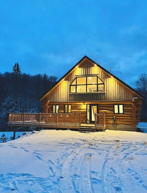 Exterior - Spa & Pool table - Le Massif (Saint-Adolphe-d'Howard)