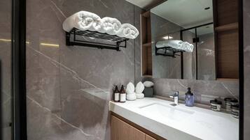 Douche, sèche-cheveux, serviettes fournies