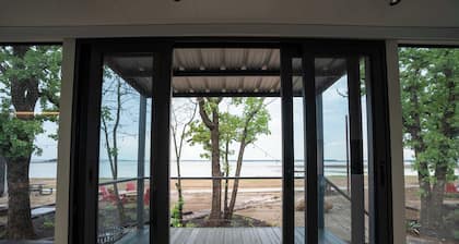 Vessel 4 -Futuristic Vessel on the Lake | Fire Pit • Wi-Fi • Full Kitchen