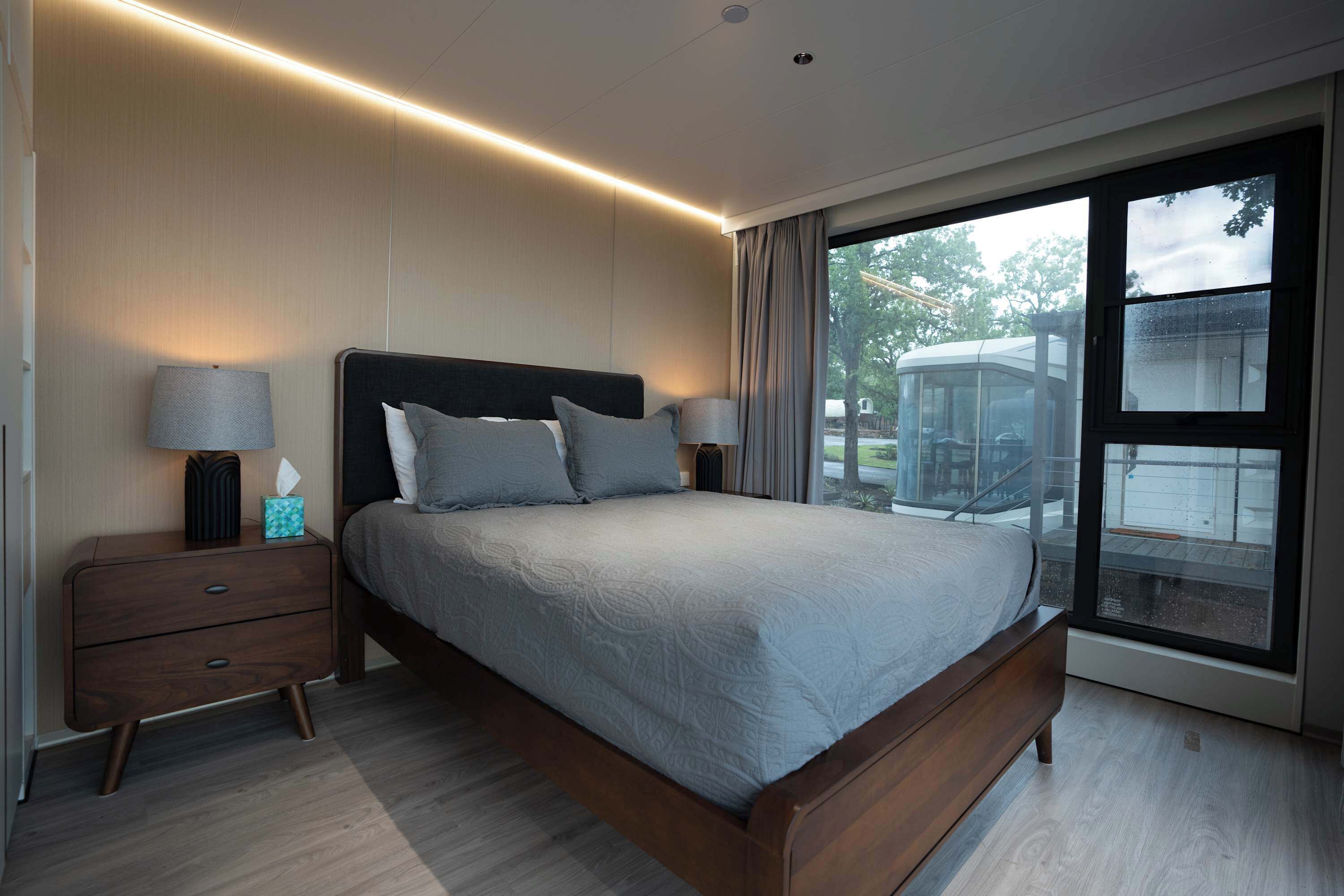 1 bedroom, desk, WiFi, bed sheets