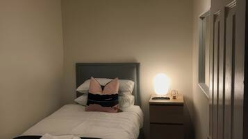 2 dormitoris, decoració individual i mobiliari individual