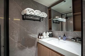 Douche, séchoir à cheveux, serviettes fournies