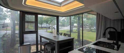 Een koelkast, een microgolfoven, een kookplaat