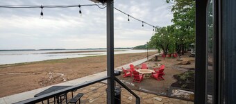 Vessel 9 - Nature Meets Comfort in a Stylish Vessel | BBQ • Lakefront • AC