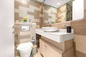 Shower, hair dryer, towels, shampoo - Stylish 1BR in Palm Jumeirah with Rooftop Pool (Dubai)