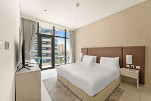 Desk, iron/ironing board, travel cot, WiFi - Stylish 1BR in Palm Jumeirah with Rooftop Pool (Dubai)
