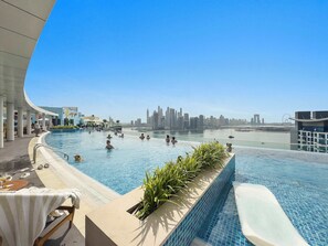 Pool - Stylish 1BR in Palm Jumeirah with Rooftop Pool (Dubai)