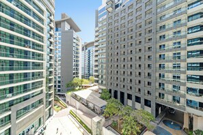 Exterior - Stylish 1BR in Palm Jumeirah with Rooftop Pool (Dubai)