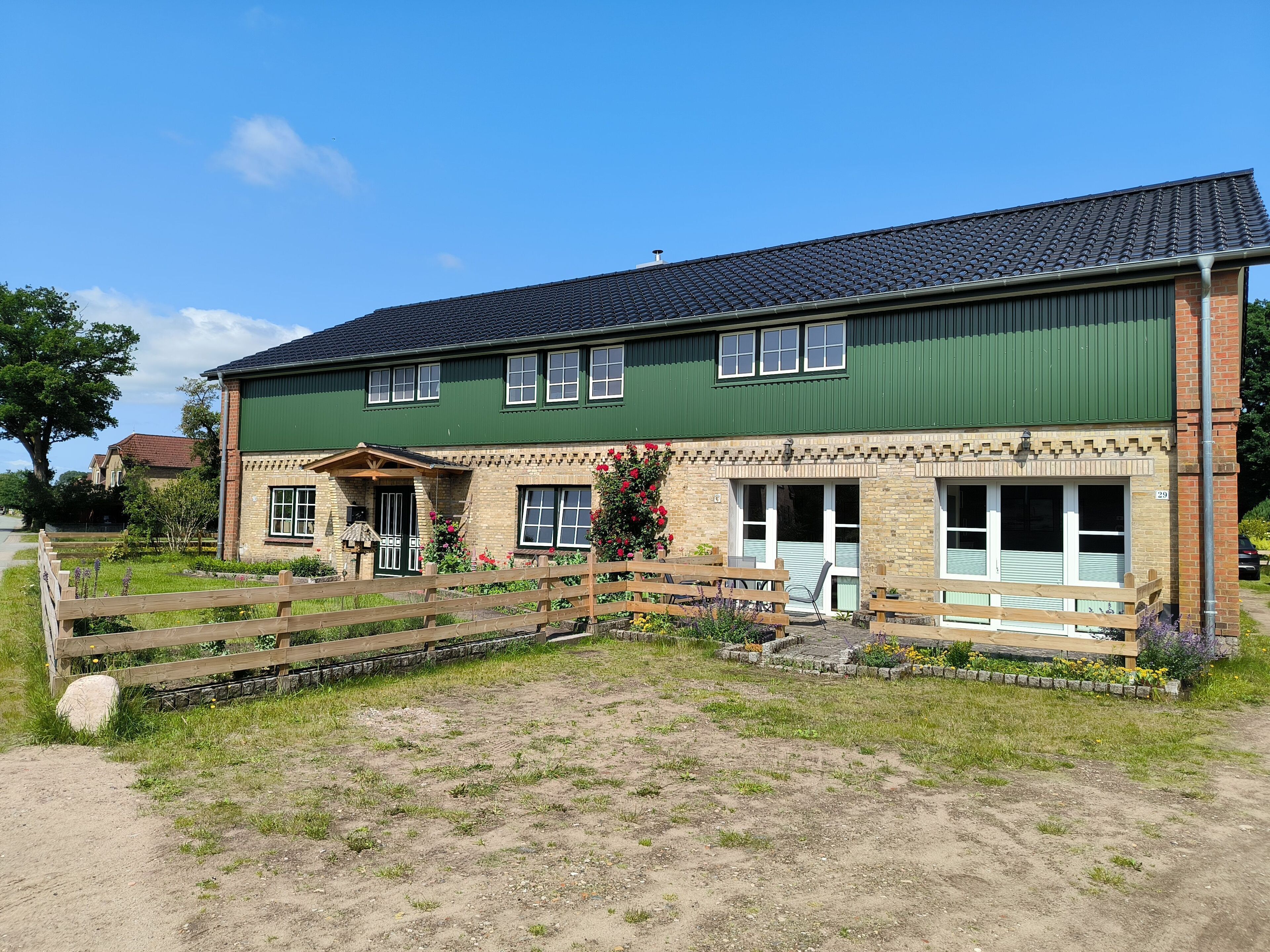 Wohngebäude mit Ferienwohnung