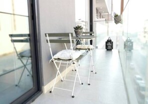 Apartamento luxo, 2 quartos | Sacada