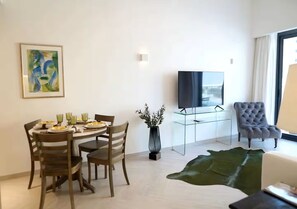 Dining room - Spacious 2BR in Oxford 212 by Bespoke (Dubai)