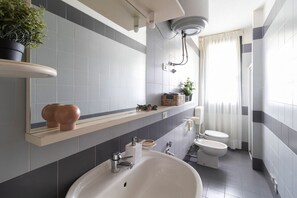 Bidet, toilet paper - Apartments nestled in the pine forest of Rosolina Mare, just a few steps from the sea. (Veneto)