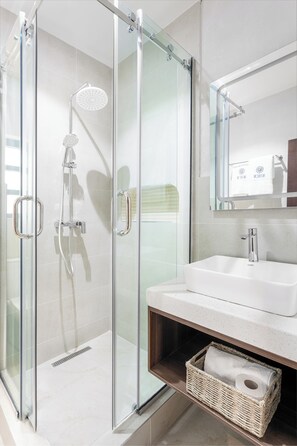 Douche, serviettes fournies, papier toilette
