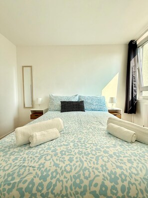 3 bedrooms, desk, iron/ironing board, travel crib