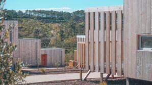 A modern wooden cabin with a view of a forested hill. - Mar Puro (Mafra)