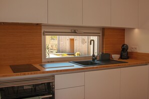 ファミリー スタジオ | 専用キッチン | 大型冷蔵庫、電子レンジ、オーブン、コンロ