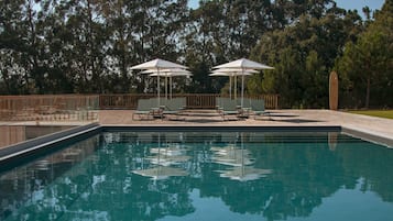 Piscine extérieure, parasols de plage, chaises longues