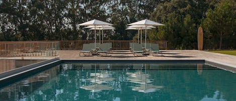 Piscine extérieure, parasols, chaises longues