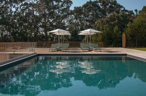 Outdoor pool, pool umbrellas, sun loungers - Mar Puro (Mafra)
