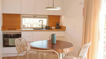 Refrigerador con congelador, microondas, horno y parrilla de estufa