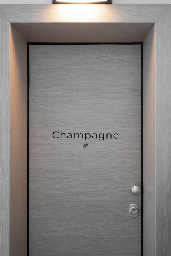 Una puerta con la palabra 'Champagne' y un candado.