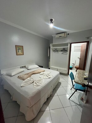 Skrivebord for bærbar PC, wi-fi (inkludert) og sengetøy