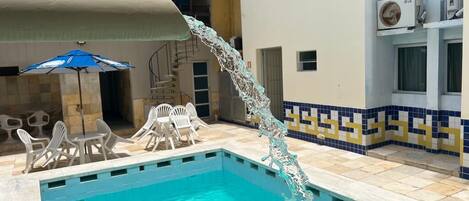 تلفزيون إل سي دي بحجم 32-بوصة يعرض قنوات تلفزيونية رقمية