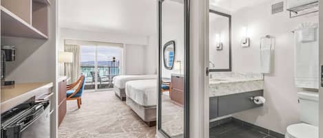 Tabla de planchar con plancha, wifi y ropa de cama