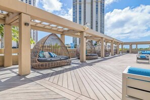 Terrace/patio - Renovated Incredible Partial Ocean View & Balcony Unit 1901 (Honolulu)