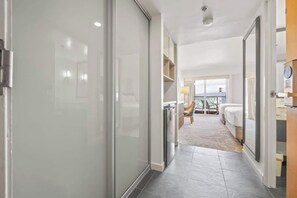 Escritorio, tabla de planchar con plancha, wifi y ropa de cama 