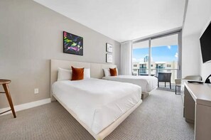 2 chambres, bureau, fer et planche à repasser, lit parapluie