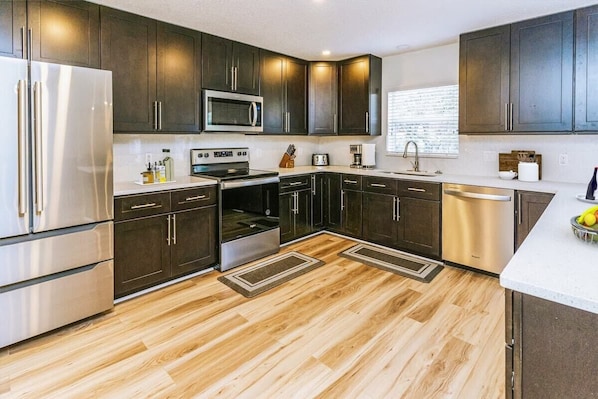 Refrigerador, placa de cocina, utensilios de cocina