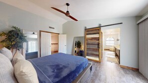3 bedrooms, desk, WiFi, bed sheets - Beautiful Modern Home with Pool in Prime Strip Location (Las Vegas)