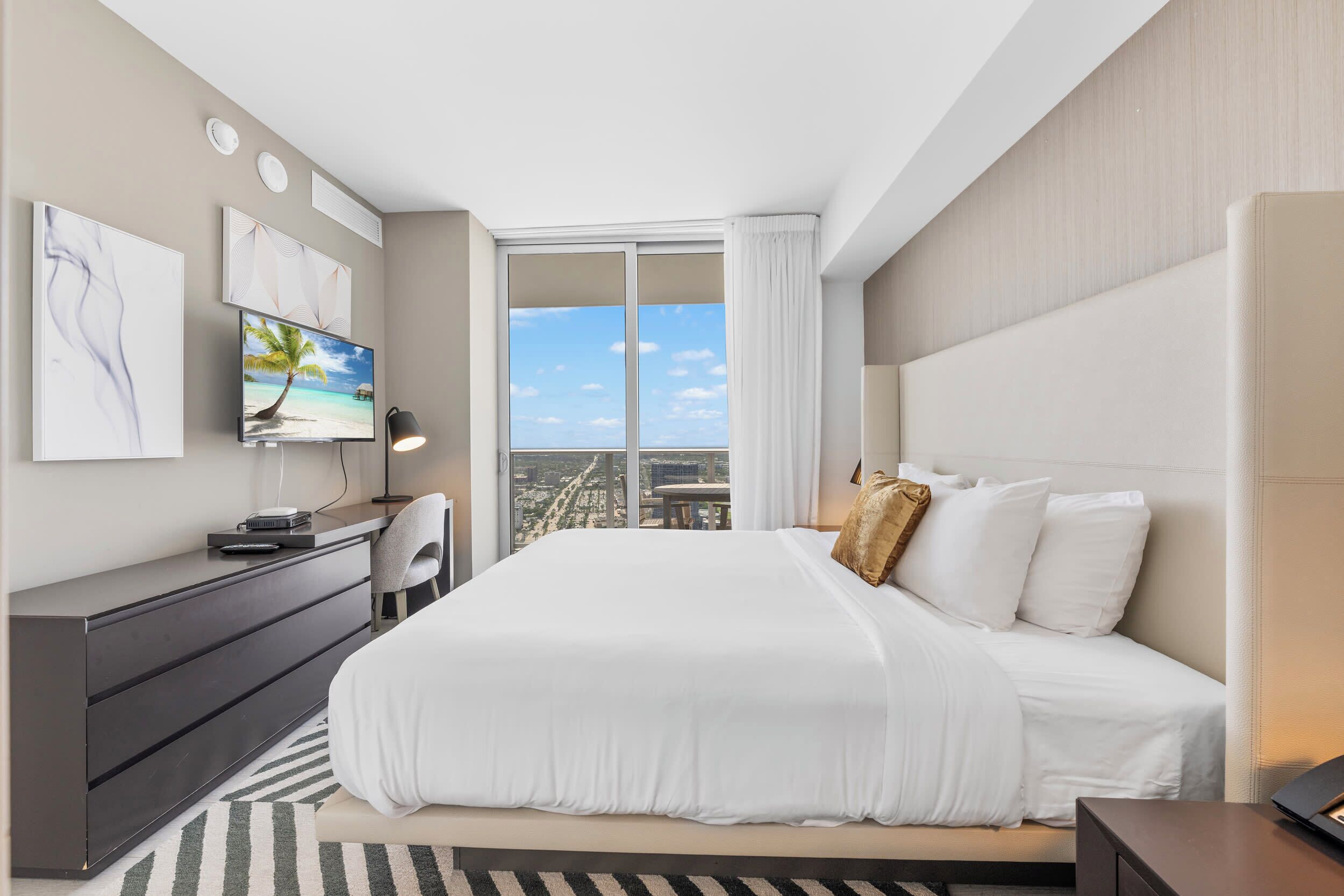 1 dormitorio, escritorio, tabla de planchar con plancha y wifi