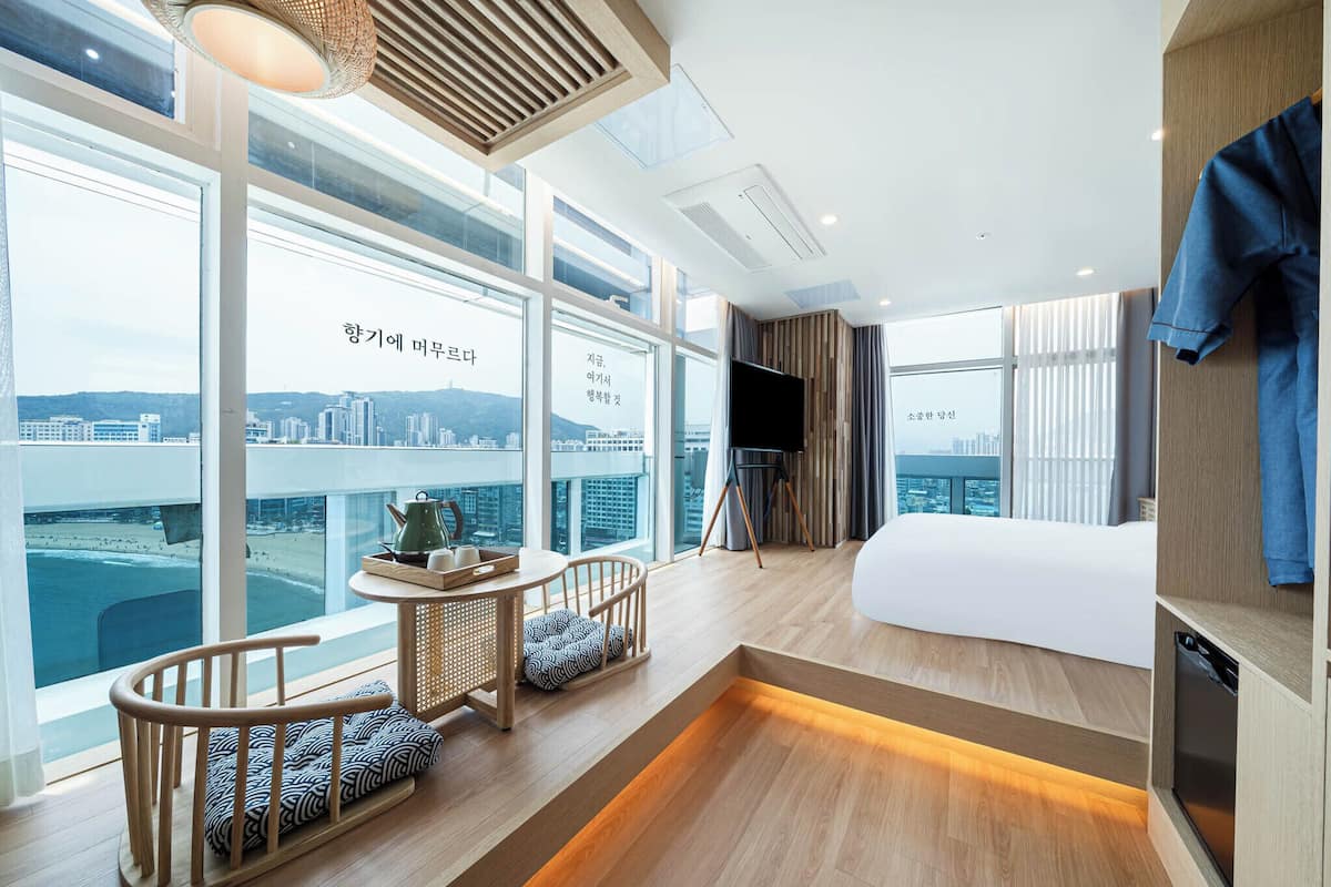 Floor Seating Ocean Room | Hypo-allergenic bedding, free WiFi, bed sheets