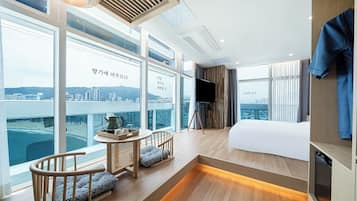 Floor Seating Ocean Room | Literie hypoallergénique, Wi-Fi gratuit, draps fournis