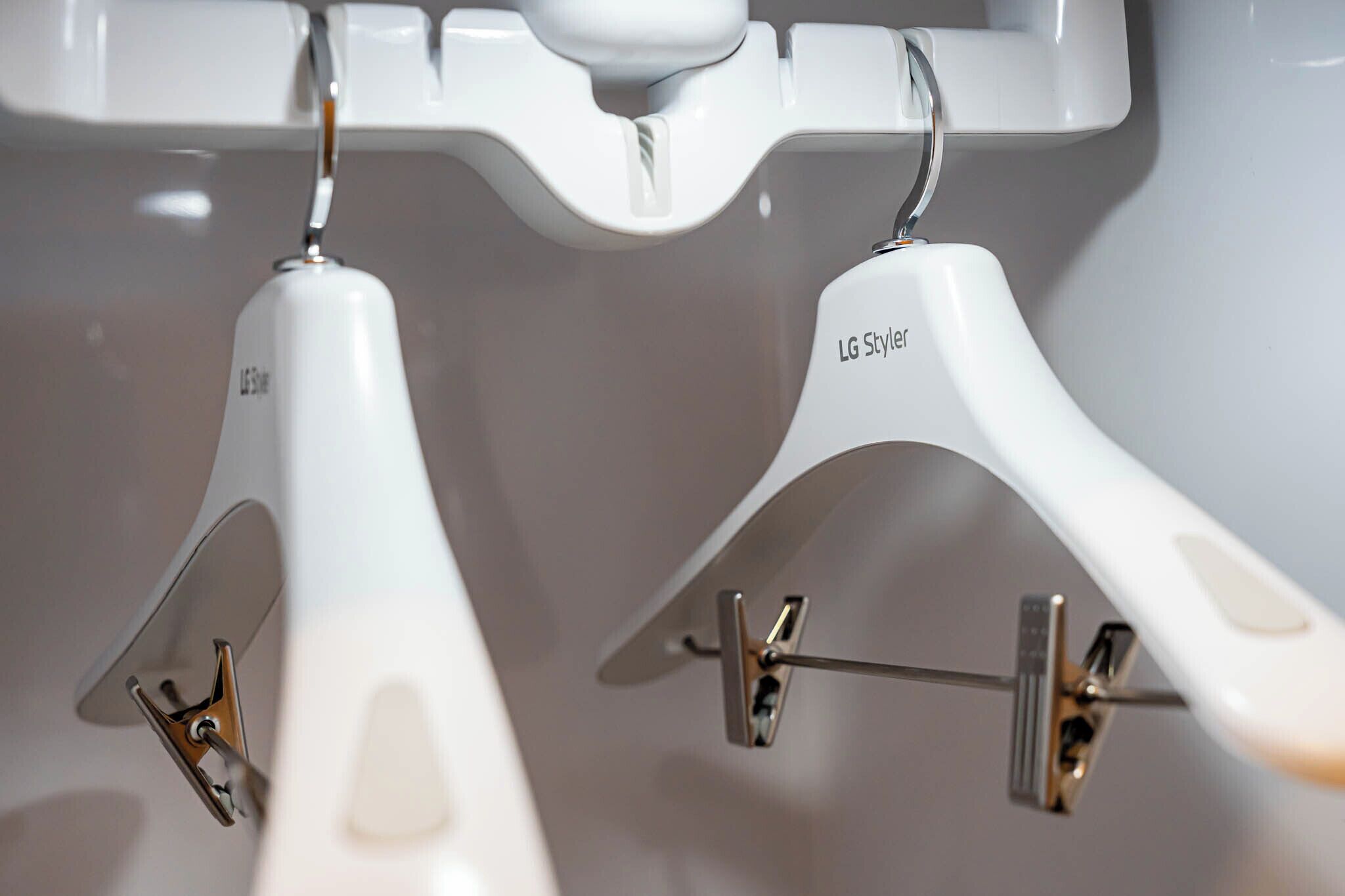 Un soffitto bianco con due lampade bianche recanti le etichette "LG Styler" e "LG Styler".