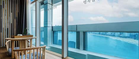 Floor Seating Ocean Room | Ropa de cama hipoalergénica, wifi gratis, ropa de cama
