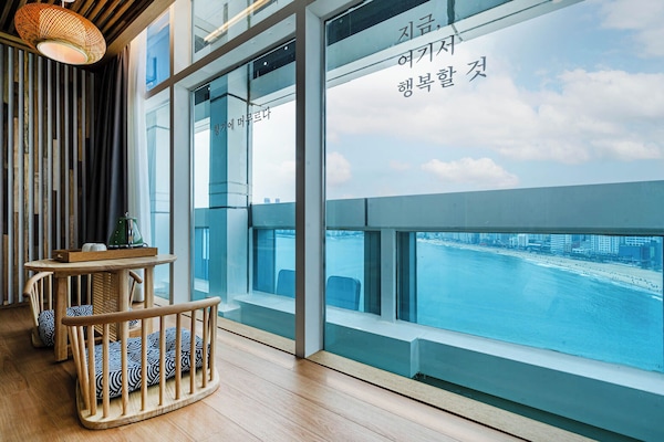 Floor Seating Ocean Room | Biancheria da letto ipoallergenica, Wi-Fi gratuito, lenzuola