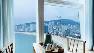 Hinoki Floor Seating Ocean Room | Literie hypoallergénique, Wi-Fi gratuit, draps fournis