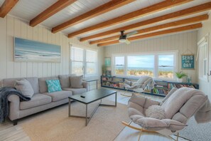 Smart TV, chimenea y libros 