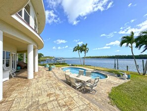 Outdoor dining - Sandman's Haven Retreat (Stuart)