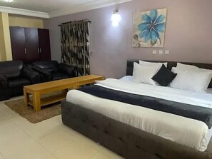 Bureau, espace de travail pour ordinateur portable, rideaux occultants