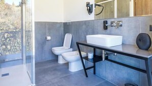 A modern bathroom with a glass shower enclosure, a white sink, and a large mirror. - Hotel Vita (Salò)