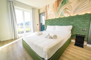 Habitación doble superior, balcón, vista al lago | Minibar, caja de seguridad en la habitación y insonorización