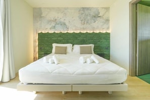 Kamar Triple Superior, pemandangan danau | Minibar, brankas, kedap suara, dan Wi-Fi gratis