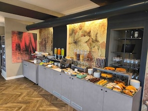Café da manhã com buffet grátis todos os dias